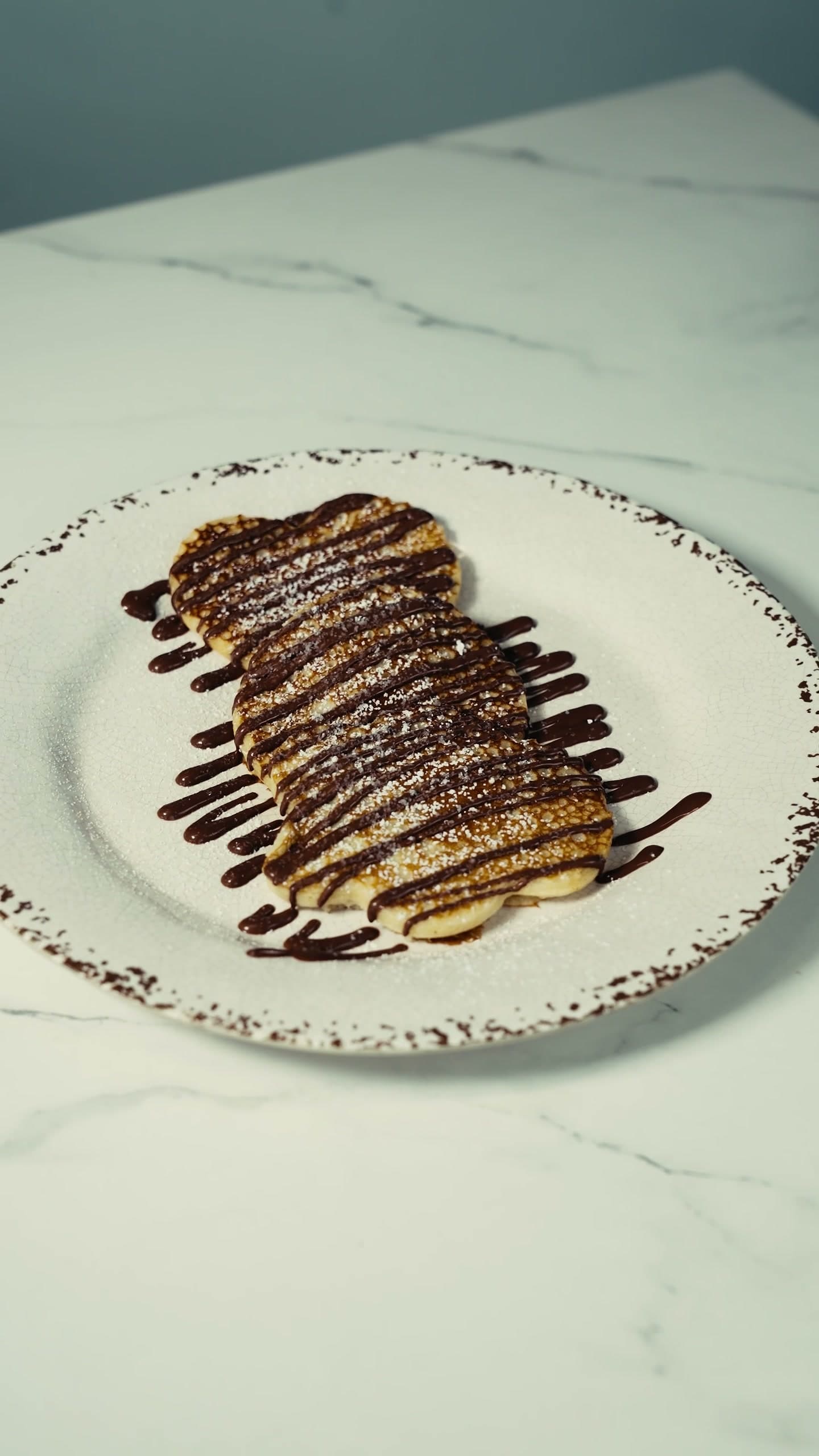 Mini pancakes con frutas frescas y miel.